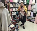 Poncho edestä auki, 145x120 cm, 100% polyesteri, hapsut,  420g, kuvan väri