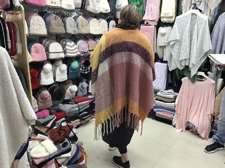 Poncho edestä auki, 145x120 cm, 100% polyesteri, hapsut,  420g, kuvan väri