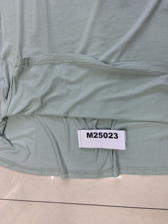 Naisten yöpaita, one  size, pehmeää viskoosia, pituus 110 cm, musta (+viininpunainen)