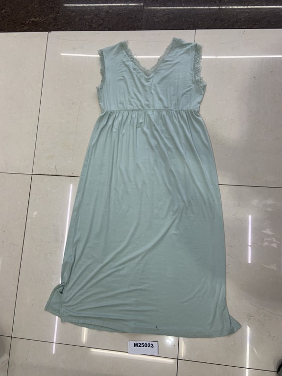 Naisten yöpaita, one  size, pehmeää viskoosia, pituus 110 cm, musta (+viininpunainen)
