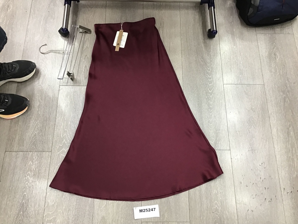 Naisten hame, väri: musta, 3-kokolajitelma: M, L ja XL