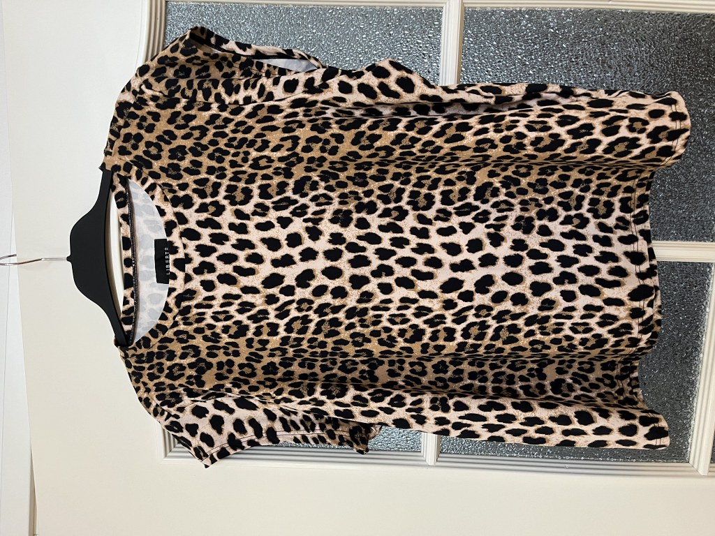 Naisten pusero, one size tai S/M + L/XL riippuen tilausmäärästämme, materiaali 100% polyesteri, milk fiber,SP 12