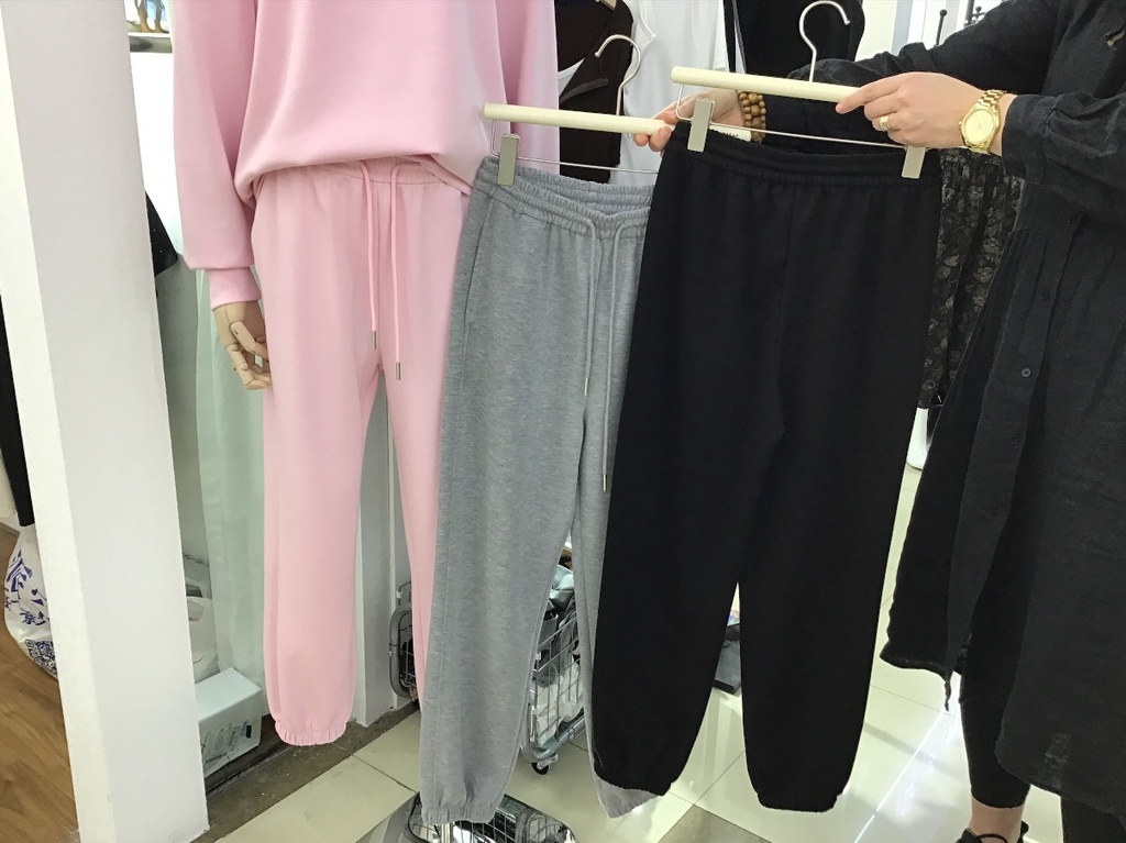 College -housut, pinkki, 3-kokolajitelma, materiaali viskoosi+spandex+polyesteri. 