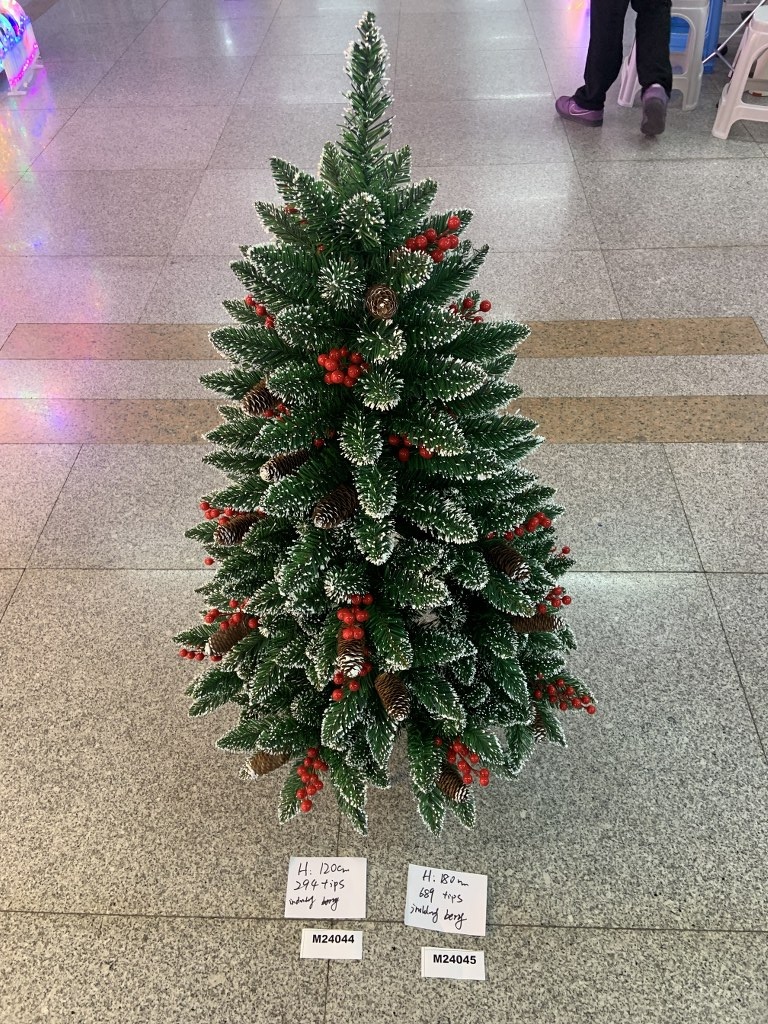 Joulukuusi marjakoristeilla ja kävyillä 180 cm