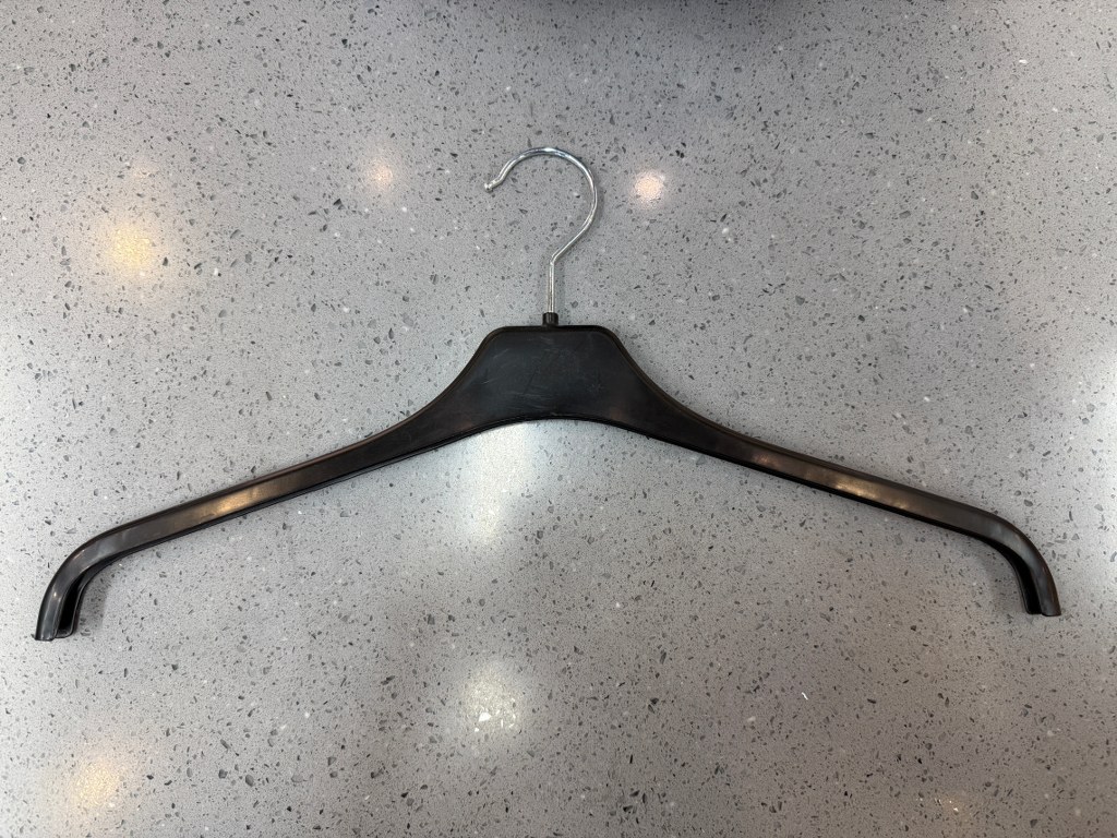Myymälähenkari 43 cm valkoinen tai musta