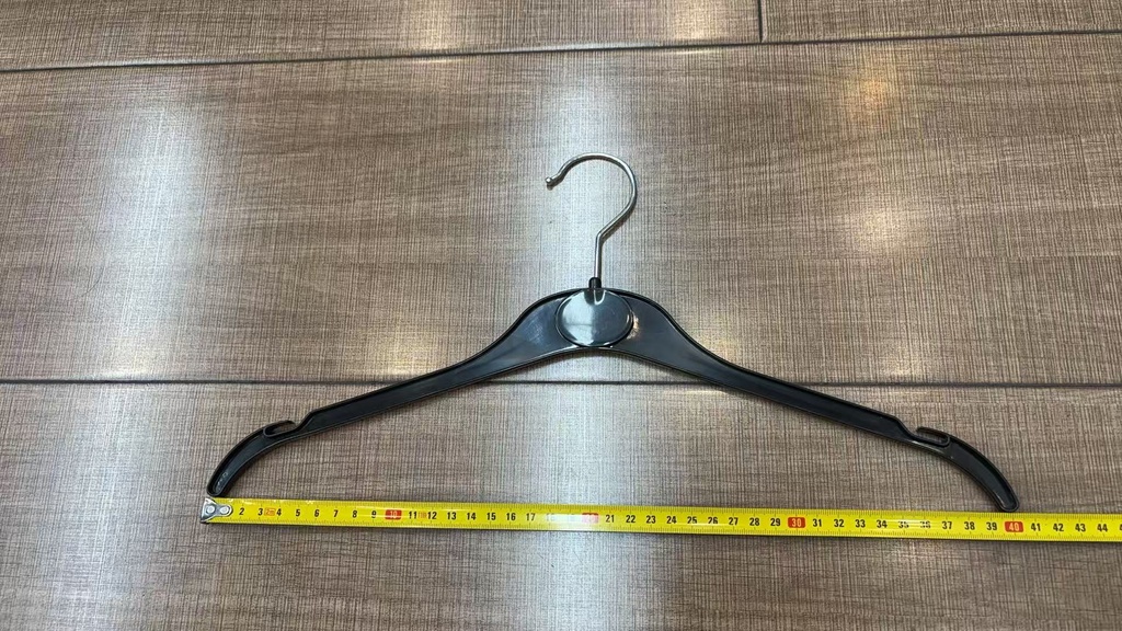 Myymälähenkari 40 cm, olkapäissä lovet, valkoinen tai musta