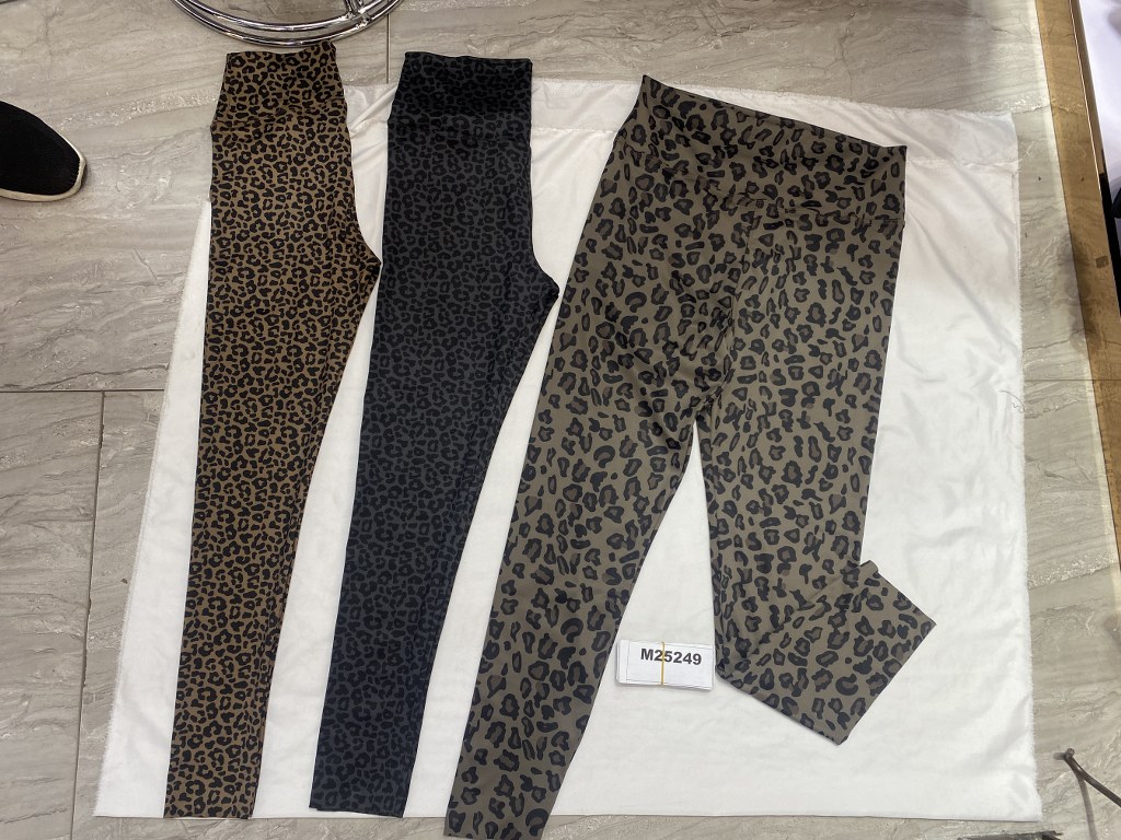 Naisten eläinkuosilegginsit, koko L, kuosilajitelma