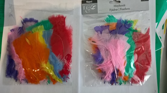 Höyhenet 15cm värimix 1. oranssi,vihreä, violetti,v.sininen,v.punainen,punainen, keltainen, 10 cm rautalangalla, n 45 kpl /pussi, 10-13g
