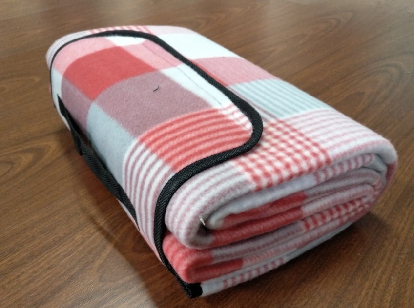 Picnic-huopa 130x150 cm, 3-kerros materiaalit: 160g fleece päällys + välissä EPE foam + PE anti-water pohja, tarrakiinnitys, kantokahva