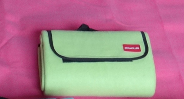 Picnic-huopa 150x180 cm, 3-kerros materiaalit: 160g fleece päällys + välissä EPE foam + PE anti-water pohja, tarrakiinnitys, kantokahva