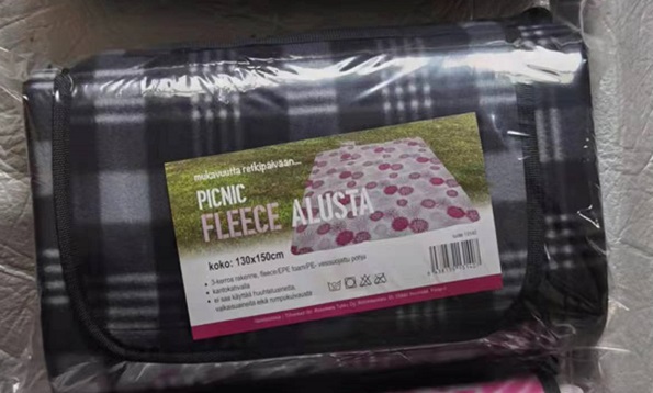 Picnic-huopa 150x200 cm, 3-kerros materiaalit: 160g fleece päällys + välissä EPE foam + PE anti-water pohja, tarrakiinnitys, kantokahva
