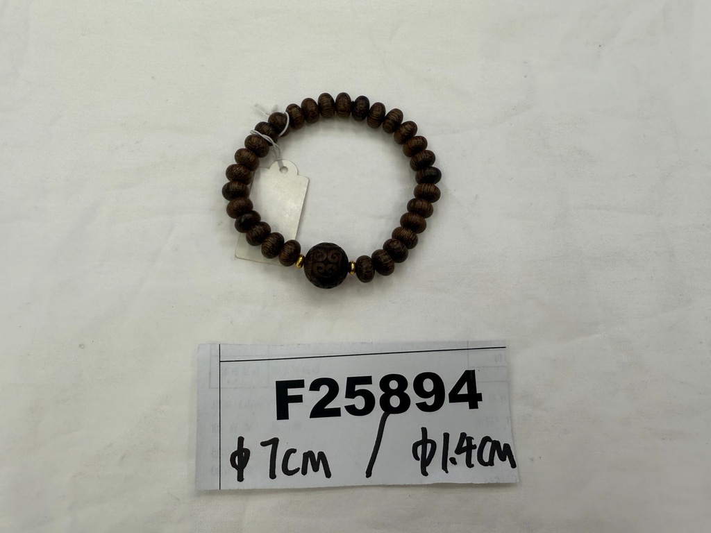 Rannekoru, halkaisija 7 cm, helmen koko1,4 cm.