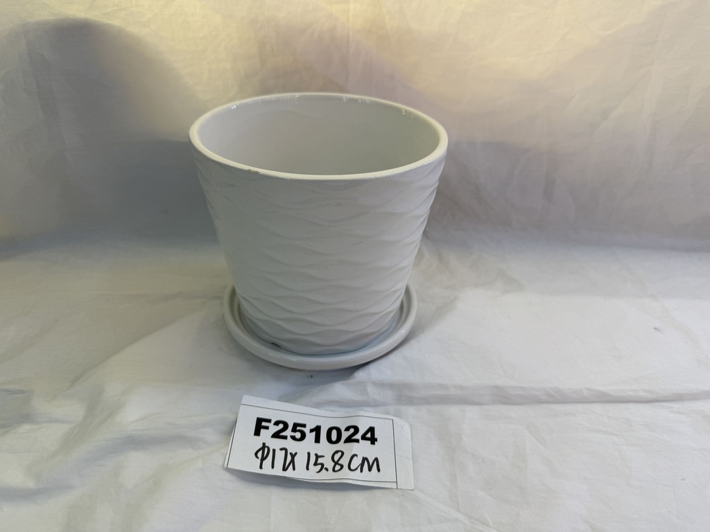 Kukkaruukku aluslautasella, halkaisija 17 cm, korkeus 15,8 cm