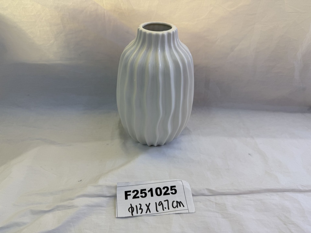 Maljakko halkaisija 13cm, korkeus 19,7 cm