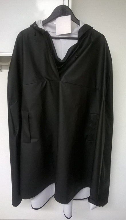 Sadeponcho musta, one size