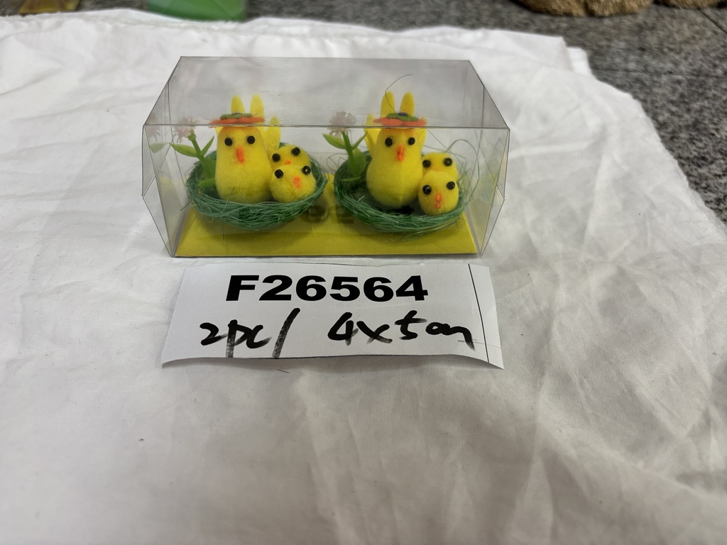 Pääsiäistipuperhe pesässä