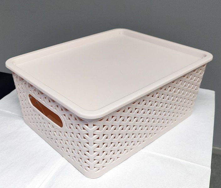 Muovinen, punottu säilytyskori kannella, 29,4x23,2x12cm.
