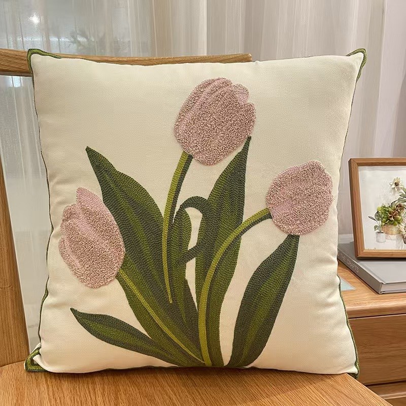 Sisustustyyny 45x45 cm, brodeeratut roosat tulppaanit