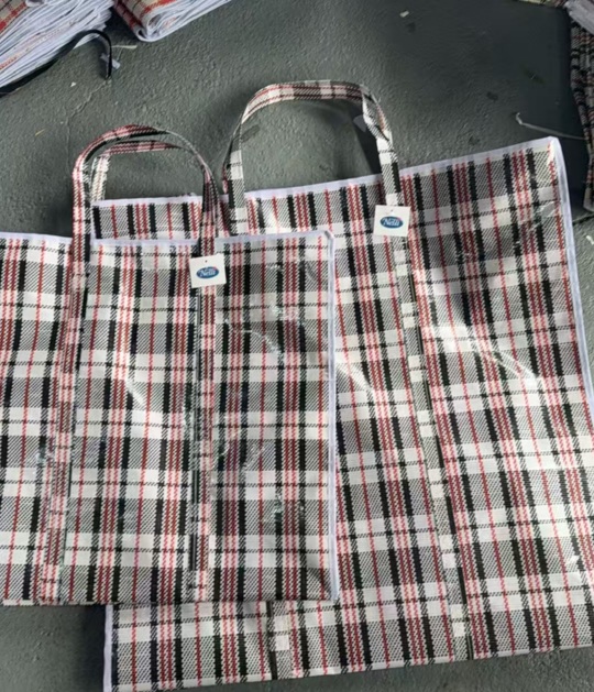 Nelli jumbokassi vetoketjulla 70x70x32cm, materiaali: kierrätysmuovi, sini/valkoinen väritys