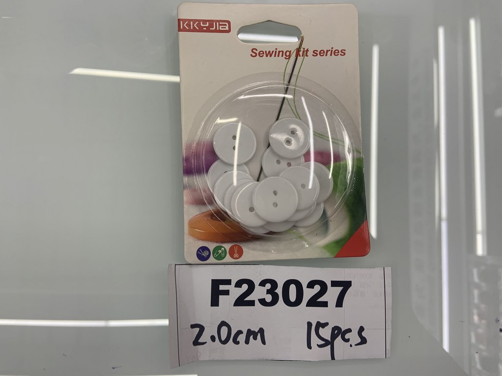 Valkoiset napit 15 kpl, muovia, 2 cm