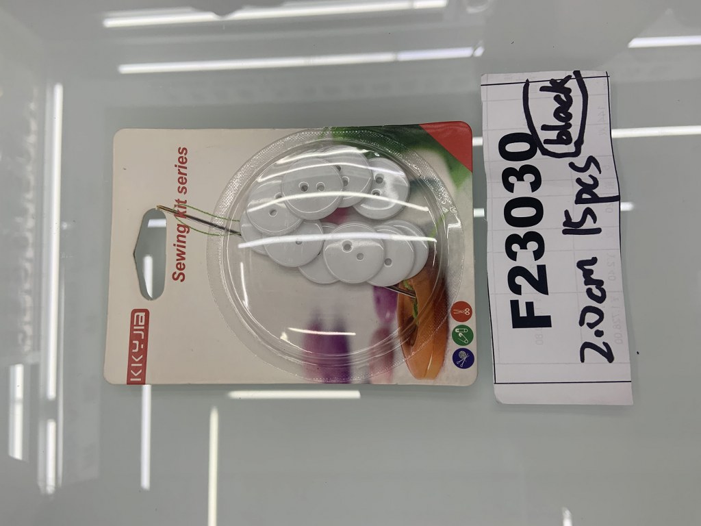 Mustat napit 15 kpl, muovia, 2 cm