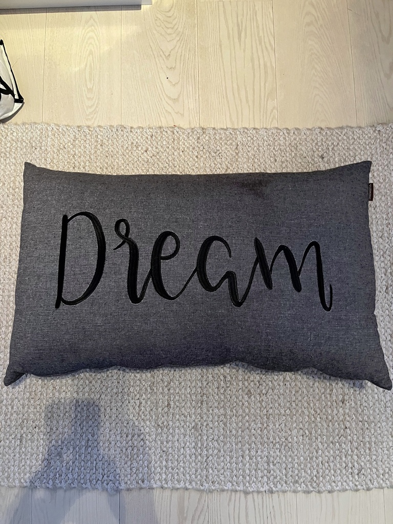 Tekstityyny jätti 50x80cm, proderauksella, vetoketjulla, tumman harmaa/musta proderaus 
