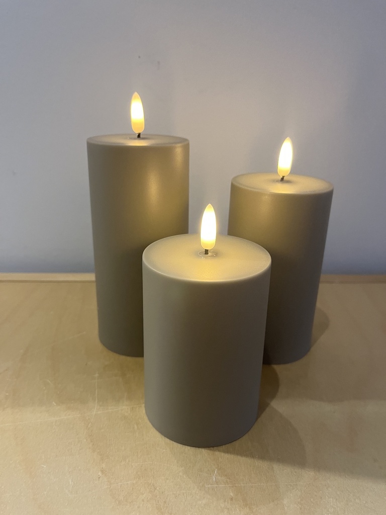 UUSI VÄRI! MAXI 3D Led kynttilä sisä/ulkokäyttöön, halk.10cm, kork. 30cm, TAUPE muovikuori