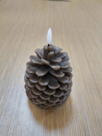 UUTUUS! 3D eläväliekkinen Led käpykynttilä 7x9cm, ruskea