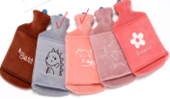 PERUTTU! Kuumavesipullo 2l. Kuumavesipullolla CE. Kuosi fleecepäällysteinen kivoilla pampula yksityiskohdilla. Materiaali PVC+ fleece.  Koko 31x20cm