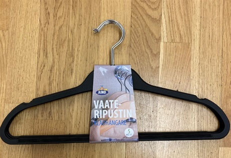 PERUTTU! Vaateripustin NON-SLIP muovi 5kpl/pkt. 42x24cm, musta, PERUTTU