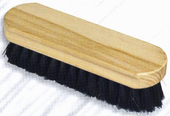 Kenkäharja kiillotukseen ja puhdistukseen. Mitat : 16 cm x 5 cm x 4,5 cm