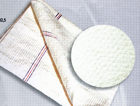 Poistunut! Puuvillainen lattialiina, koko:50 x 53cm. Materiaali: 40% puuvillaa, 20% viskoosia, 20% polyesteriä, 20% PP